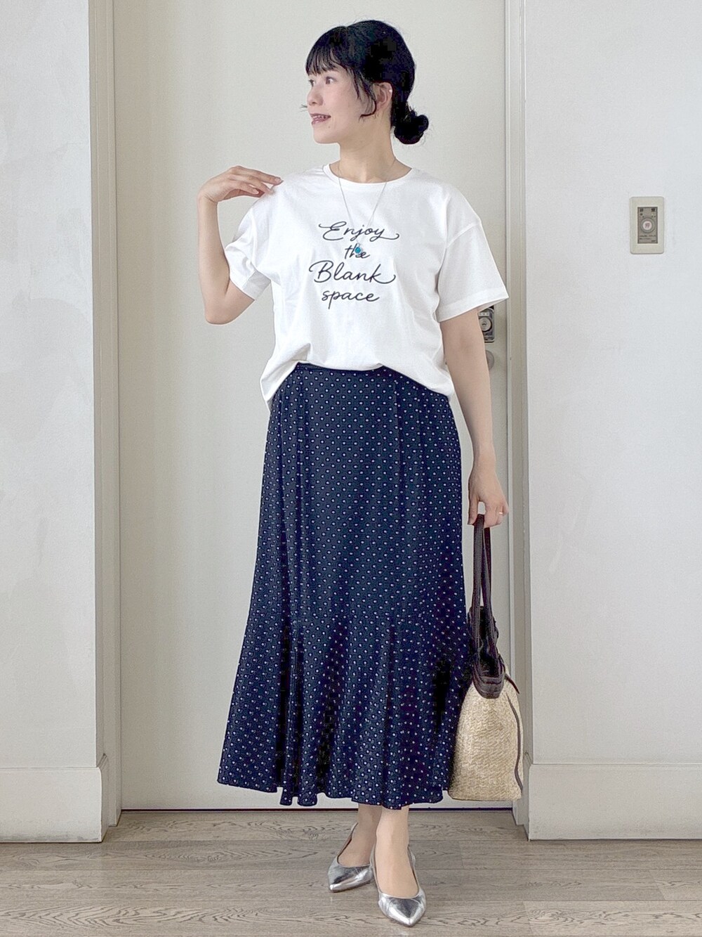 ホワイト系のTシャツ/カットソー、ベージュ系のベスト、ブルー系のスカートを着用したレディースの春コーディネートの7枚目の写真