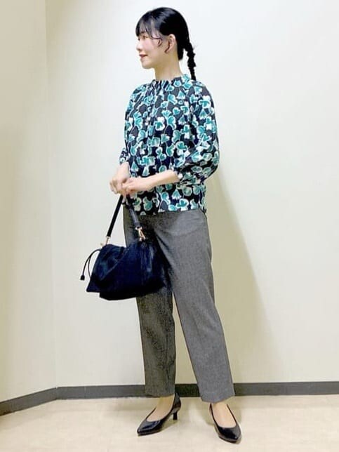 ブルー系のシャツ/ブラウス、ブラック系のその他パンツ、ブラック系のショルダーバッグを着用したレディースの冬コーディネートの8枚目の写真