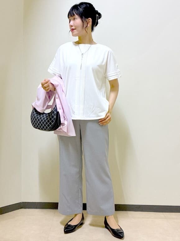 ホワイト系のTシャツ/カットソー、グレー系のその他パンツ、ピンク系のシャツ/ブラウスを着用したレディースの秋コーディネートの6枚目の写真