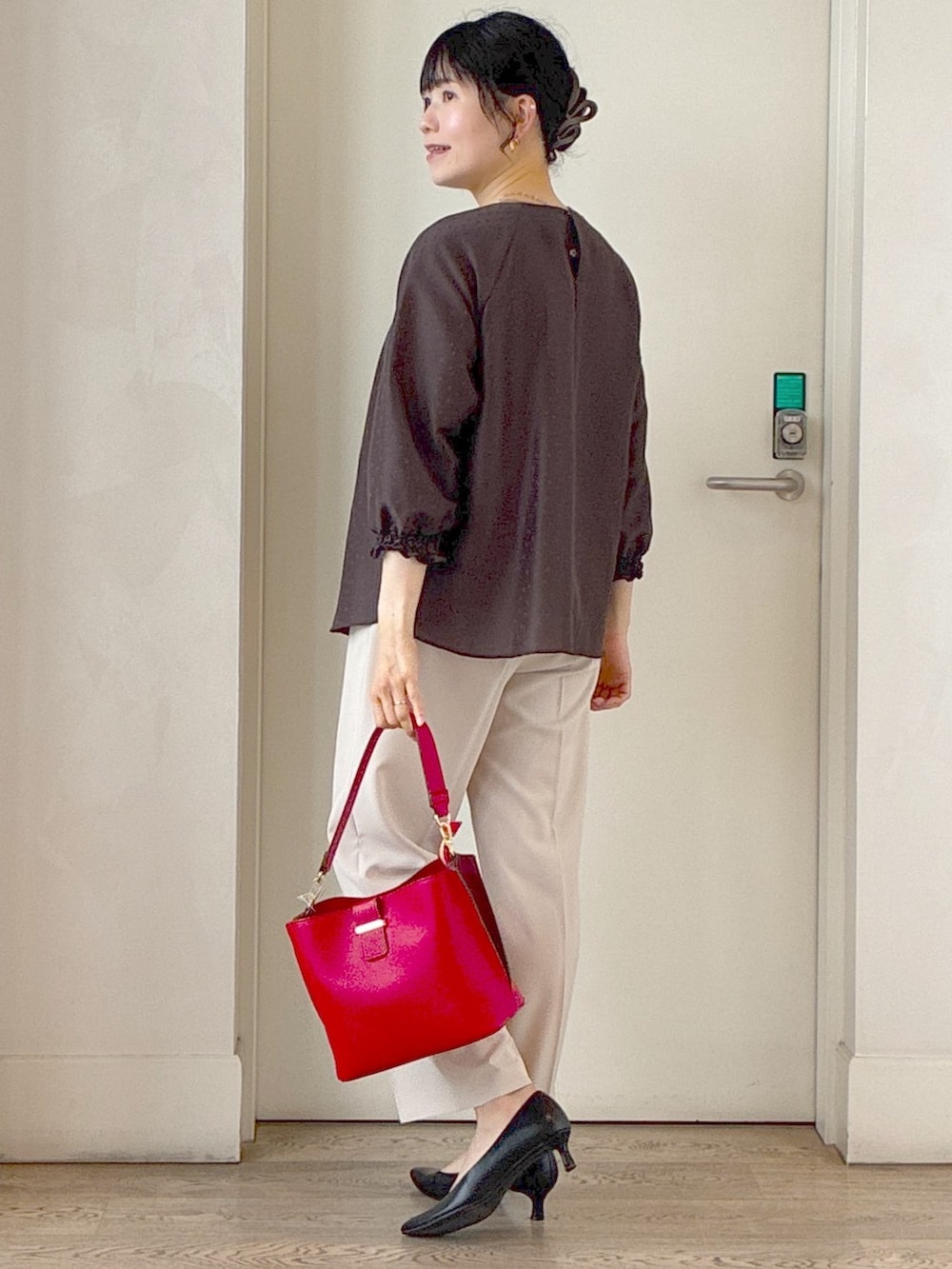 ブラウン系のシャツ/ブラウス、パープル系のシャツ/ブラウス、ベージュ系のその他パンツを着用したレディースの秋コーディネートの4枚目の写真
