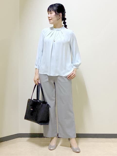 グレー系のその他パンツ、ブルー系のシャツ/ブラウス、ブルー系のテーラードジャケットを着用したレディースの春コーディネートの6枚目の写真
