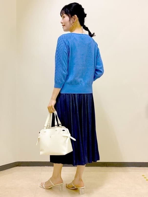 グレー系のニット/セーター、ブルー系のその他パンツ、ブルー系のニット/セーターを着用したレディースの夏コーディネートの10枚目の写真