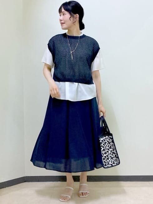 ベージュ系のシャツ/ブラウス、ブラック系のニット/セーター、ブルー系のスカートを着用したレディースの夏コーディネートの8枚目の写真