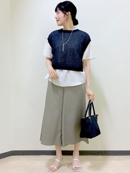 ベージュ系のシャツ/ブラウス、ブラック系のニット/セーター、グレー系のタンクトップを着用したレディースの夏コーディネートの8枚目の写真