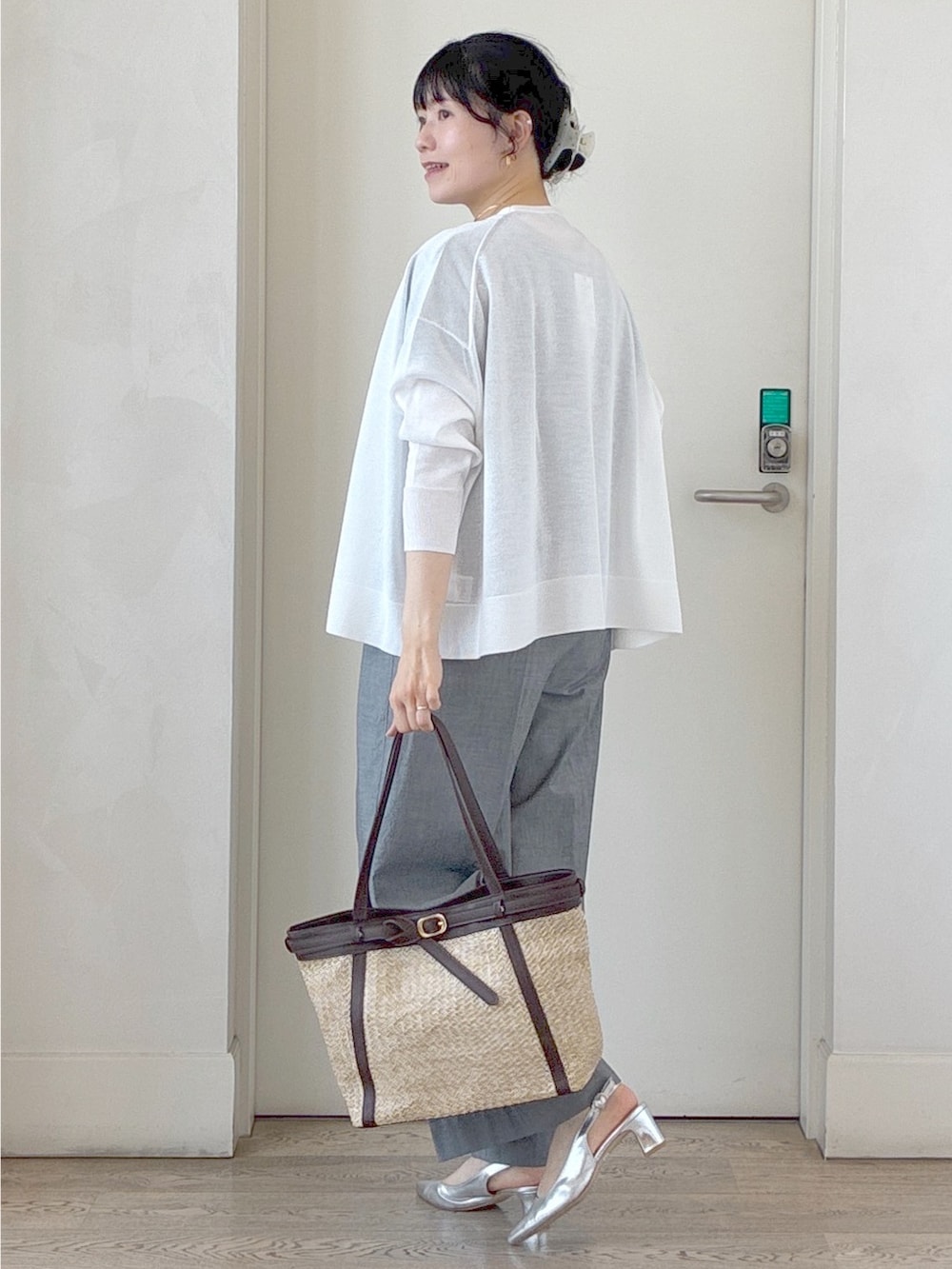 ホワイト系のカーディガン/ボレロ、ブラック系のTシャツ/カットソー、ブラック系のその他パンツを着用したレディースの夏コーディネートの4枚目の写真