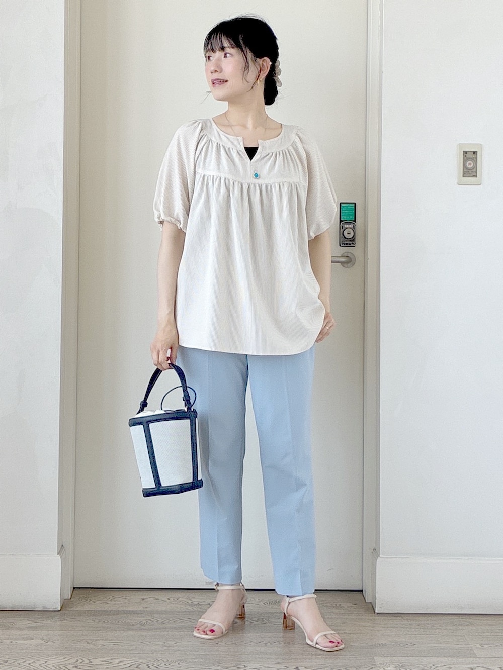 ベージュ系のシャツ/ブラウス、ブラック系のタンクトップ、ブルー系のその他パンツを着用したレディースの夏コーディネートの6枚目の写真