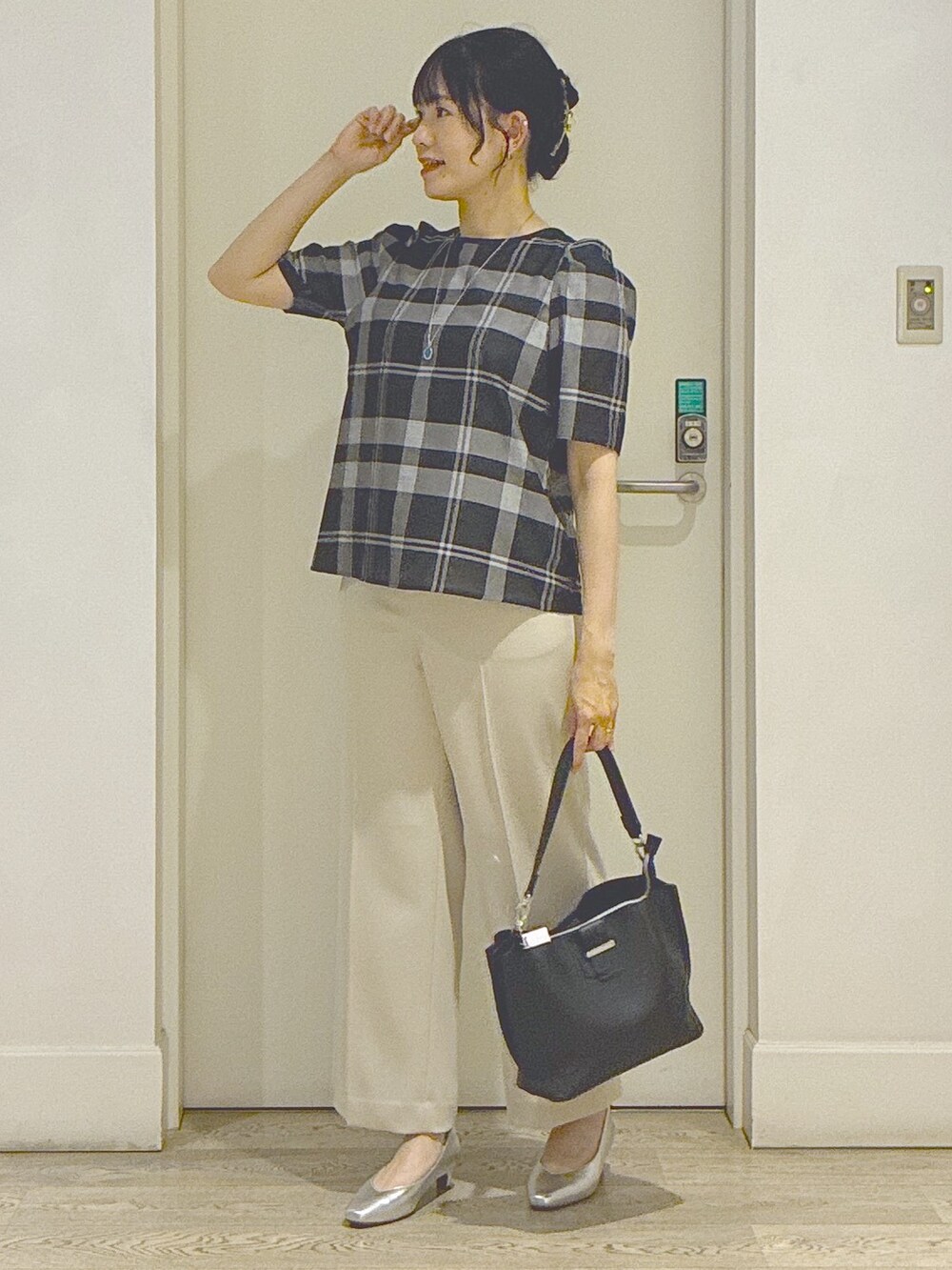 ベージュ系のその他パンツ、ブラック系のトートバッグ、ブルー系のネックレスを着用したレディースの夏コーディネートの6枚目の写真