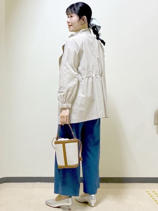 イエロー系のシャツ/ブラウス、シルバー系のパンプス、ブルー系のその他パンツを着用したレディースの冬コーディネートの4枚目の写真