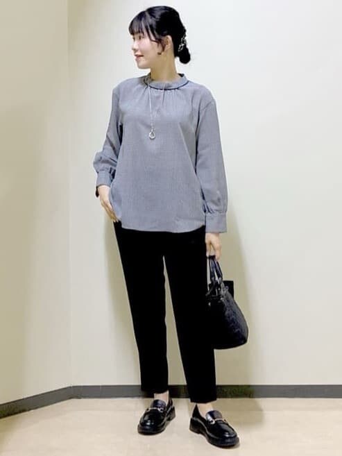 ブルー系のシャツ/ブラウス、グレー系のカーディガン/ボレロ、ブラック系のその他パンツを着用したレディースの冬コーディネートの7枚目の写真