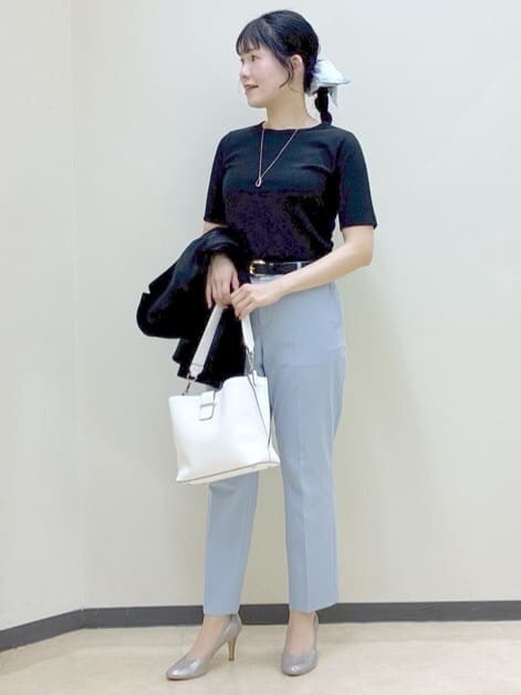 ホワイト系のシャツ/ブラウス、ブラック系のTシャツ/カットソー、ブルー系のシャツ/ブラウスを着用したレディースの冬コーディネートの5枚目の写真