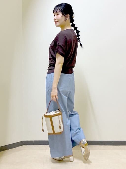グレー系のブルゾン、ブラウン系のニット/セーター、ブルー系のその他パンツを着用したレディースの春コーディネートの10枚目の写真