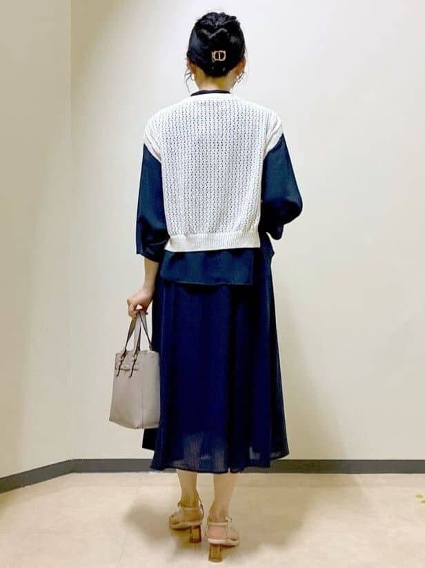 ブルー系のシャツ/ブラウス、ブルー系のスカート、ベージュ系のニット/セーターを着用したレディースの夏コーディネートの3枚目の写真