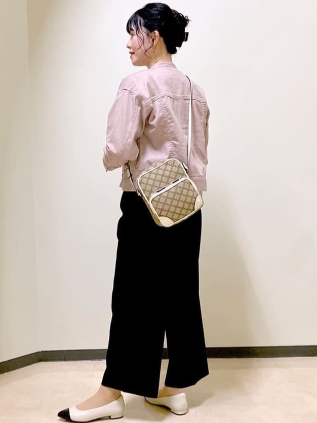 ホワイト系のニット/セーター、ピンク系のデニムジャケット、ブラック系のその他パンツを着用したレディースの春コーディネートの10枚目の写真