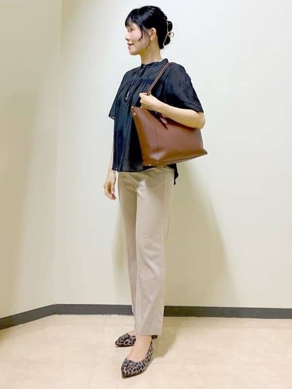 ブラック系のシャツ/ブラウス、ベージュ系のその他パンツ、ブラウン系のトートバッグを着用したレディースの秋コーディネートの8枚目の写真