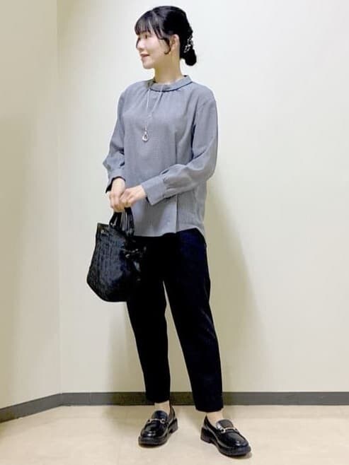 ブルー系のシャツ/ブラウス、グレー系のカーディガン/ボレロ、ブラック系のその他パンツを着用したレディースの冬コーディネートの5枚目の写真