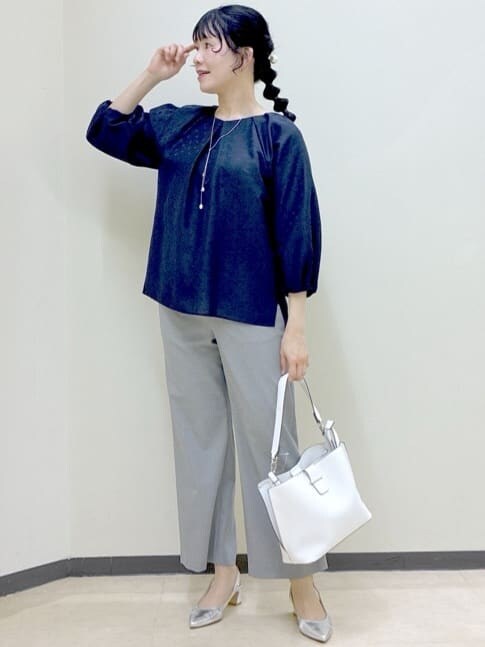 グレー系のその他パンツ、ブルー系のシャツ/ブラウス、ホワイト系のトートバッグを着用したレディースの春コーディネートの8枚目の写真