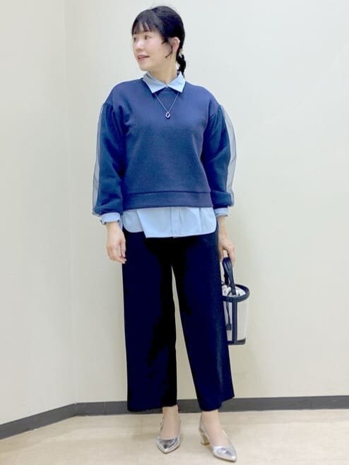 ブルー系のその他パンツ、ブルー系のシャツ/ブラウス、ブルー系のTシャツ/カットソーを着用したレディースの冬コーディネートの5枚目の写真