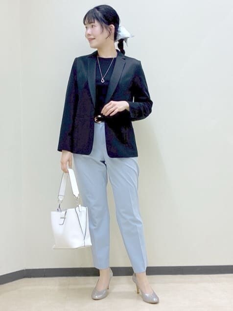 ホワイト系のシャツ/ブラウス、ブラック系のTシャツ/カットソー、ブルー系のシャツ/ブラウスを着用したレディースの冬コーディネートの7枚目の写真
