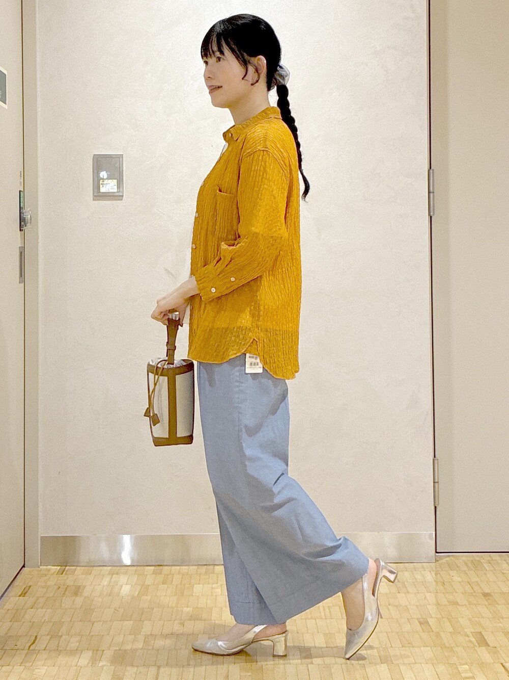 オレンジ系のシャツ/ブラウス、ホワイト系のTシャツ/カットソー、ブルー系のその他パンツを着用したレディースの夏コーディネートの2枚目の写真