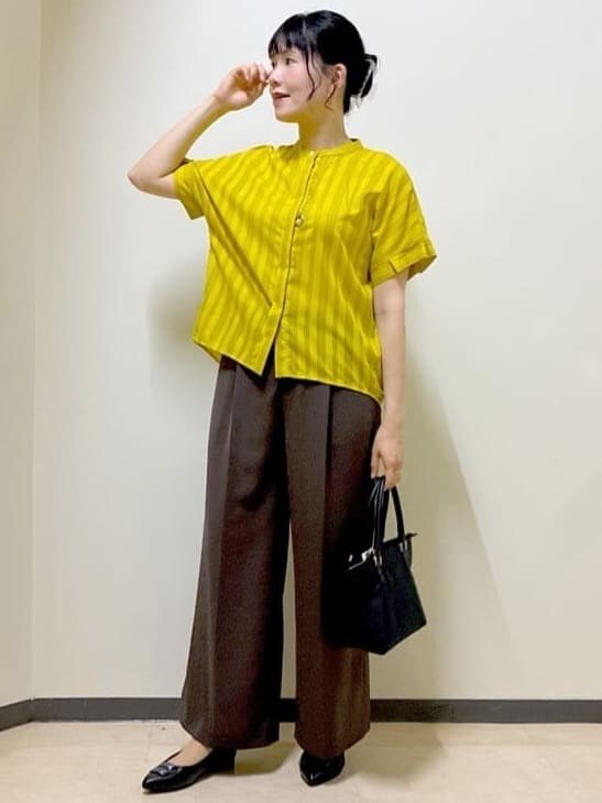イエロー系のシャツ/ブラウス、ブラウン系のその他パンツ、ブラック系のトートバッグを着用したレディースの夏コーディネートの7枚目の写真