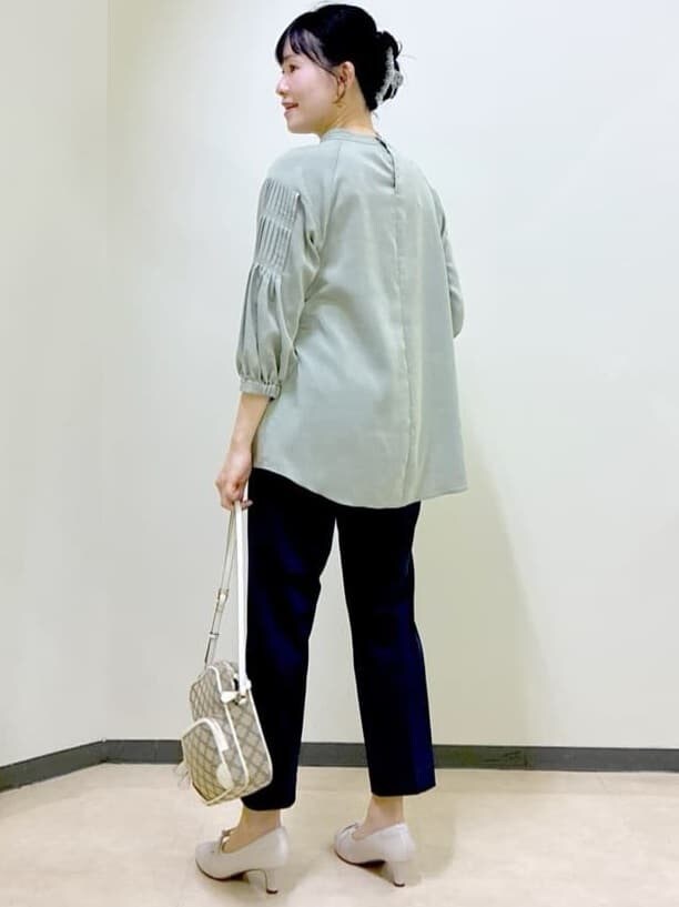 グリーン系のシャツ/ブラウス、ブルー系のその他パンツ、イエロー系のショルダーバッグを着用したレディースの春コーディネートの4枚目の写真
