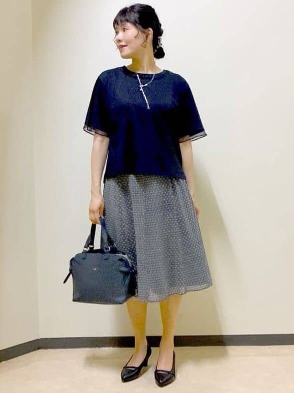 ブルー系のTシャツ/カットソー、ブルー系のスカート、ブルー系のトートバッグを着用したレディースの夏コーディネートの7枚目の写真