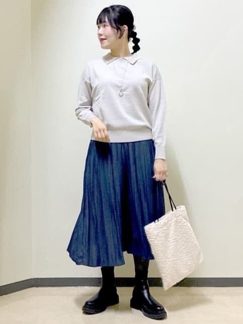 グレー系のニット/セーター、ブルー系のその他パンツ、ブラック系のブルゾンを着用したレディースの冬コーディネートの8枚目の写真