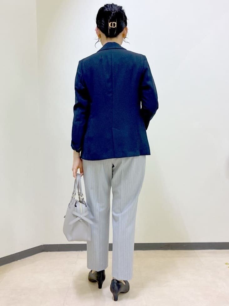 ブルー系のテーラードジャケット、ブルー系のシャツ/ブラウス、グレー系のその他パンツを着用したレディースの春コーディネートの3枚目の写真