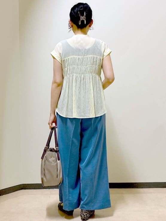 イエロー系のシャツ/ブラウス、ブラック系のタンクトップ、ブルー系のその他パンツを着用したレディースの秋コーディネートの3枚目の写真