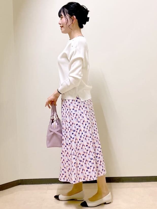 ホワイト系のニット/セーター、オレンジ系のスカート、ピンク系のデニムジャケットを着用したレディースの春コーディネートの2枚目の写真