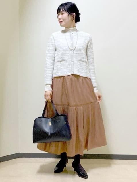 グレー系のカーディガン/ボレロ、ベージュ系のニット/セーター、レッド系のスカートを着用したレディースの冬コーディネートの10枚目の写真