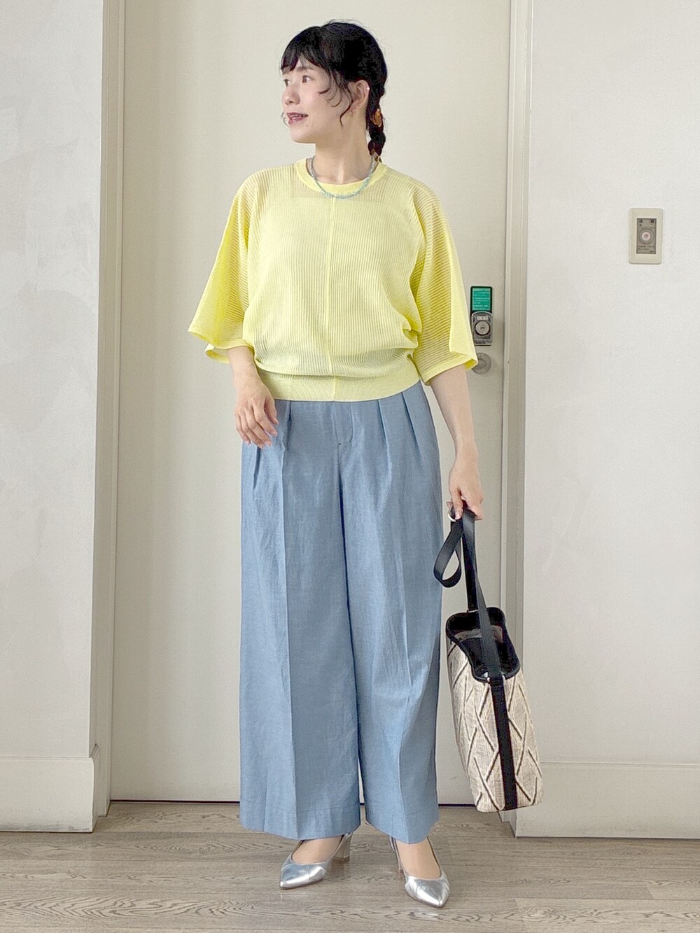 ブルー系のその他パンツ、ベージュ系のショルダーバッグ、イエロー系のニット/セーターを着用したレディースの春コーディネートの5枚目の写真