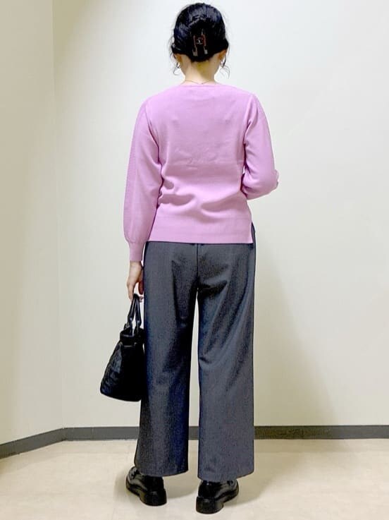 ピンク系のニット/セーター、ブルー系のその他パンツ、ブルー系のダウンジャケット/コートを着用したレディースの冬コーディネートの4枚目の写真