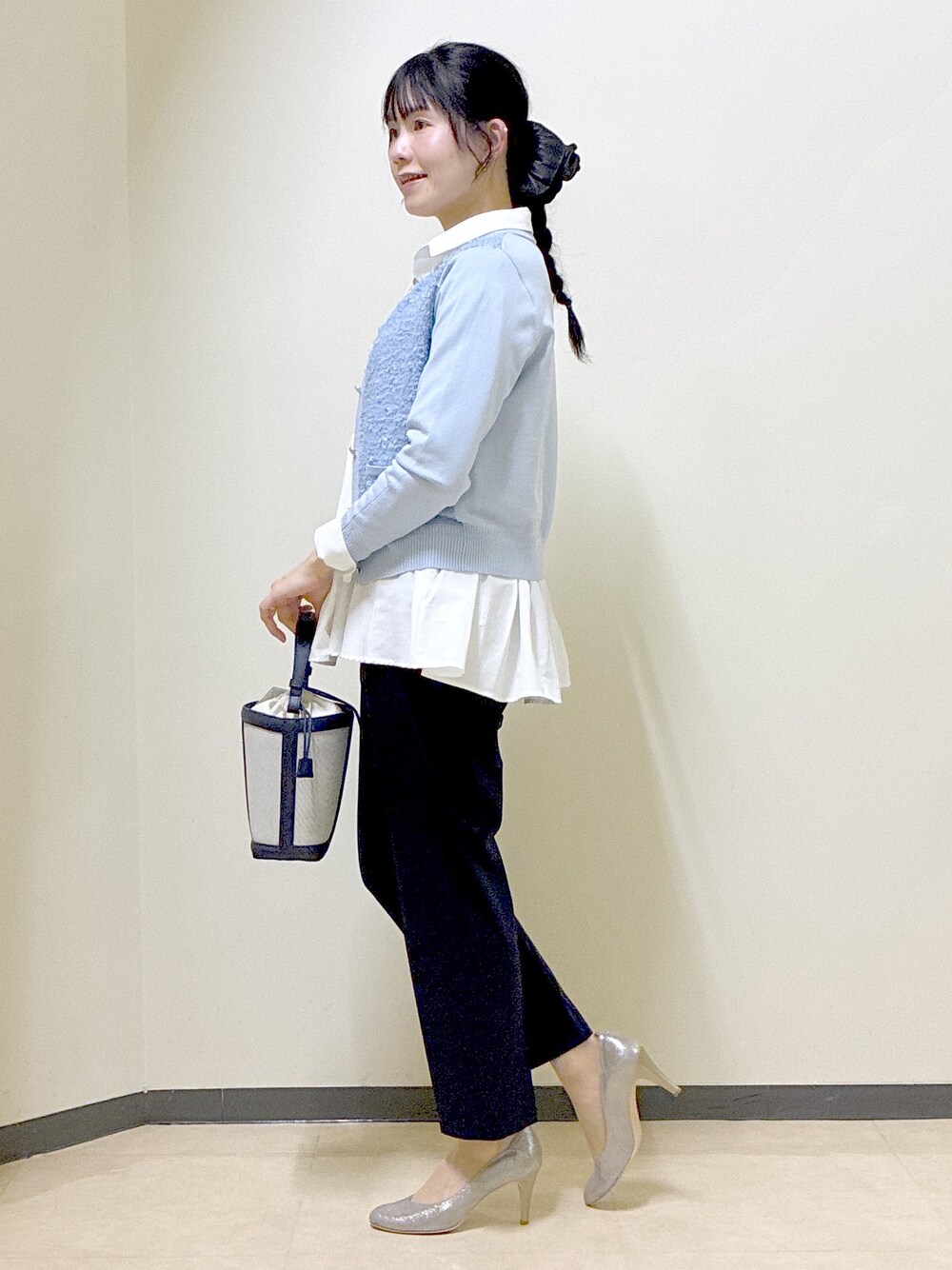 ブルー系のカーディガン/ボレロ、ブルー系のその他パンツ、ブルー系のショルダーバッグを着用したレディースの春コーディネートの9枚目の写真