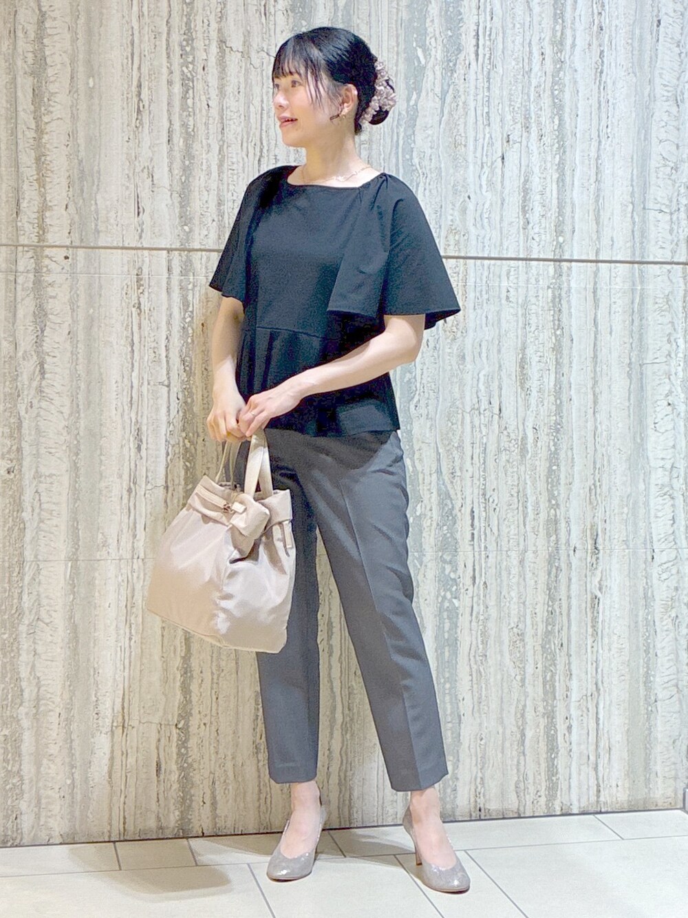 ブラック系のTシャツ/カットソー、ブラック系のその他パンツ、ベージュ系のトートバッグを着用したレディースの夏コーディネートの7枚目の写真