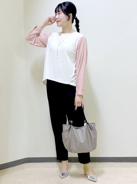 ホワイト系のTシャツ/カットソー、ブラック系のその他パンツ、ベージュ系のステンカラーコートを着用したレディースの冬コーディネートの4枚目の写真
