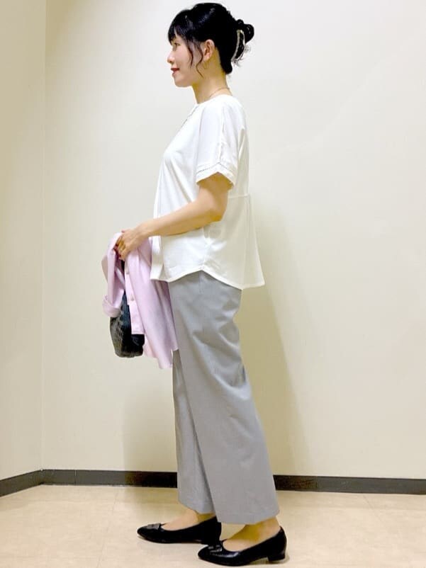 ホワイト系のTシャツ/カットソー、グレー系のその他パンツ、ピンク系のシャツ/ブラウスを着用したレディースの秋コーディネートの2枚目の写真