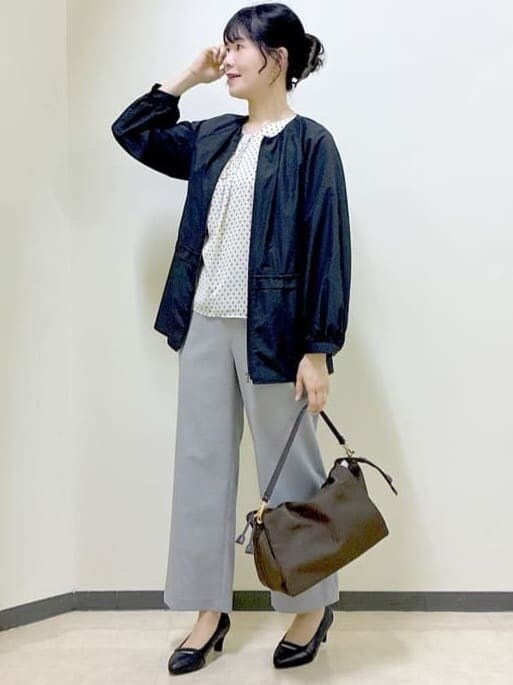 ブラック系のブルゾン、ベージュ系のシャツ/ブラウス、グレー系のその他パンツを着用したレディースの秋コーディネートの6枚目の写真