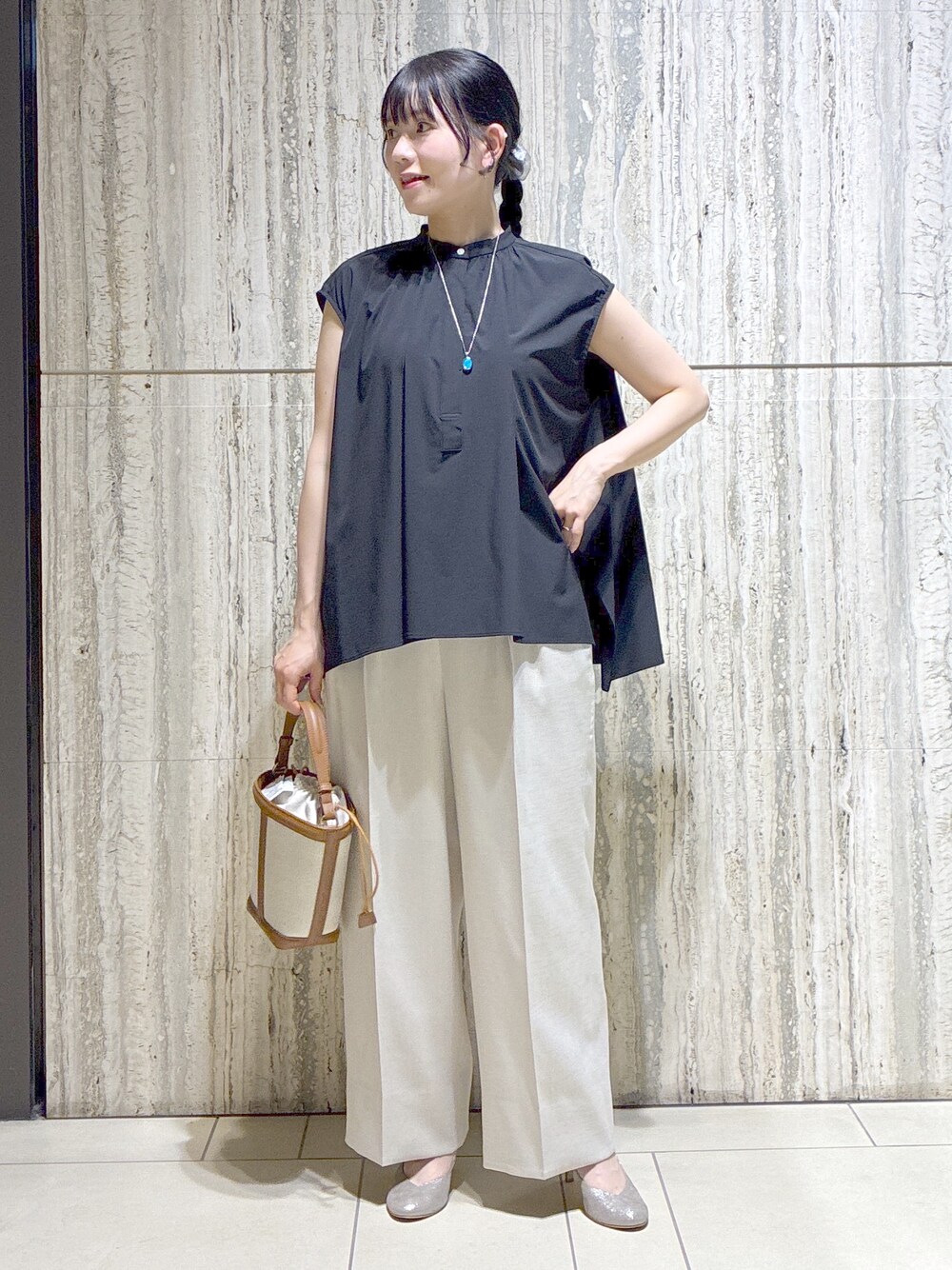 ブラック系のシャツ/ブラウス、ベージュ系のその他パンツ、イエロー系のショルダーバッグを着用したレディースの夏コーディネートの10枚目の写真