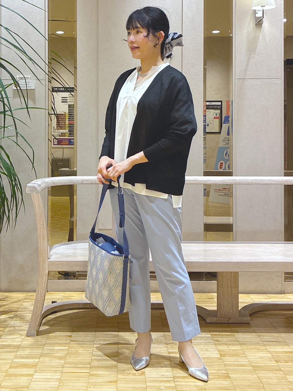 ブラック系のカーディガン/ボレロ、ホワイト系のシャツ/ブラウス、ベージュ系のタンクトップを着用したレディースの春コーディネートの6枚目の写真
