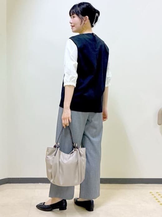 ブラック系のTシャツ/カットソー、グレー系のその他パンツ、グリーン系のその他パンツを着用したレディースの秋コーディネートの4枚目の写真