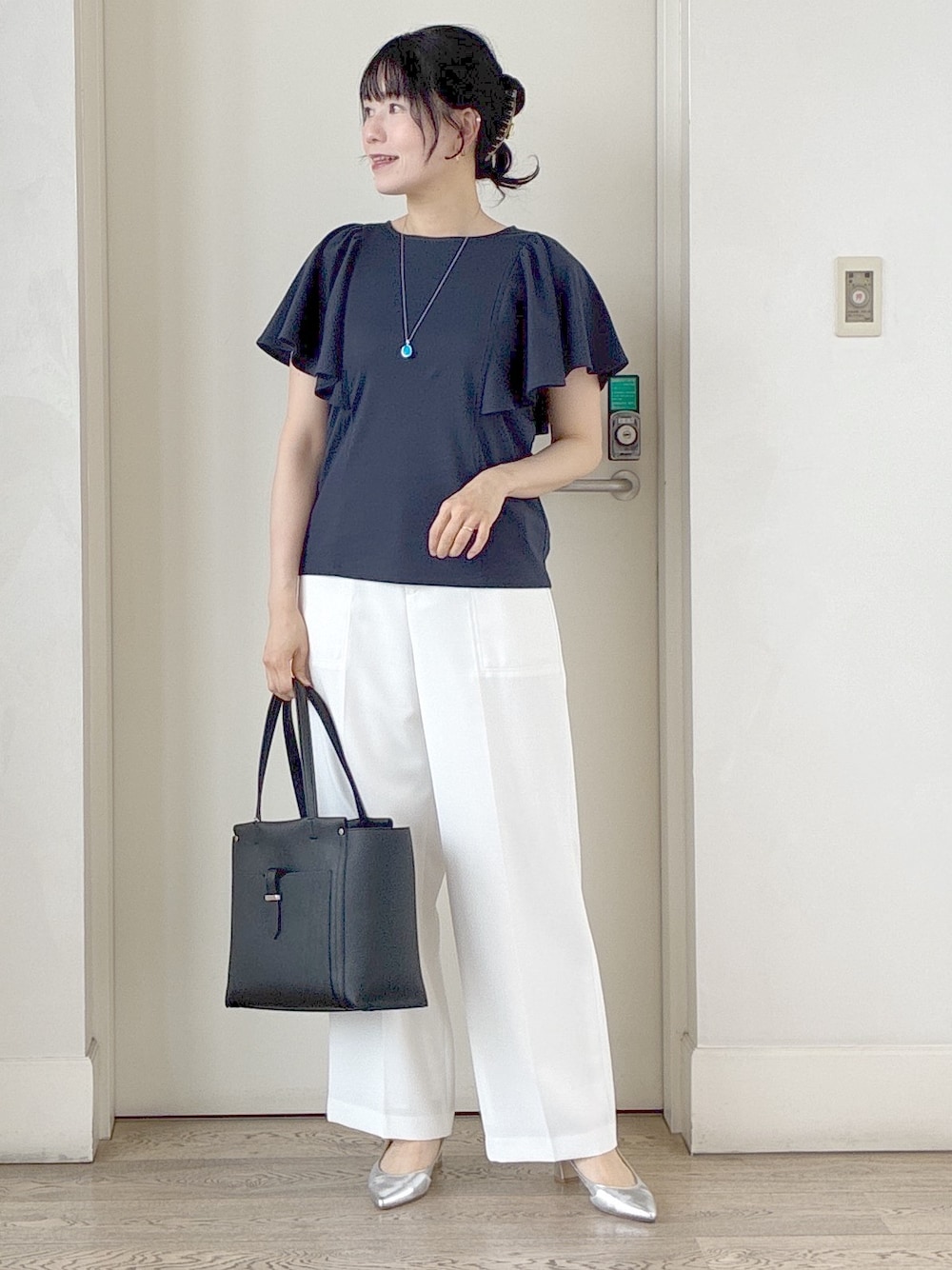ブルー系のテーラードジャケット、ブルー系のTシャツ/カットソー、ホワイト系のその他パンツを着用したレディースの夏コーディネートの10枚目の写真