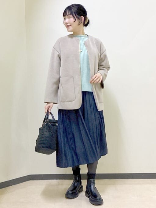 グリーン系のニット/セーター、ブルー系のその他パンツ、ベージュ系のノーカラーコートを着用したレディースの冬コーディネートの8枚目の写真