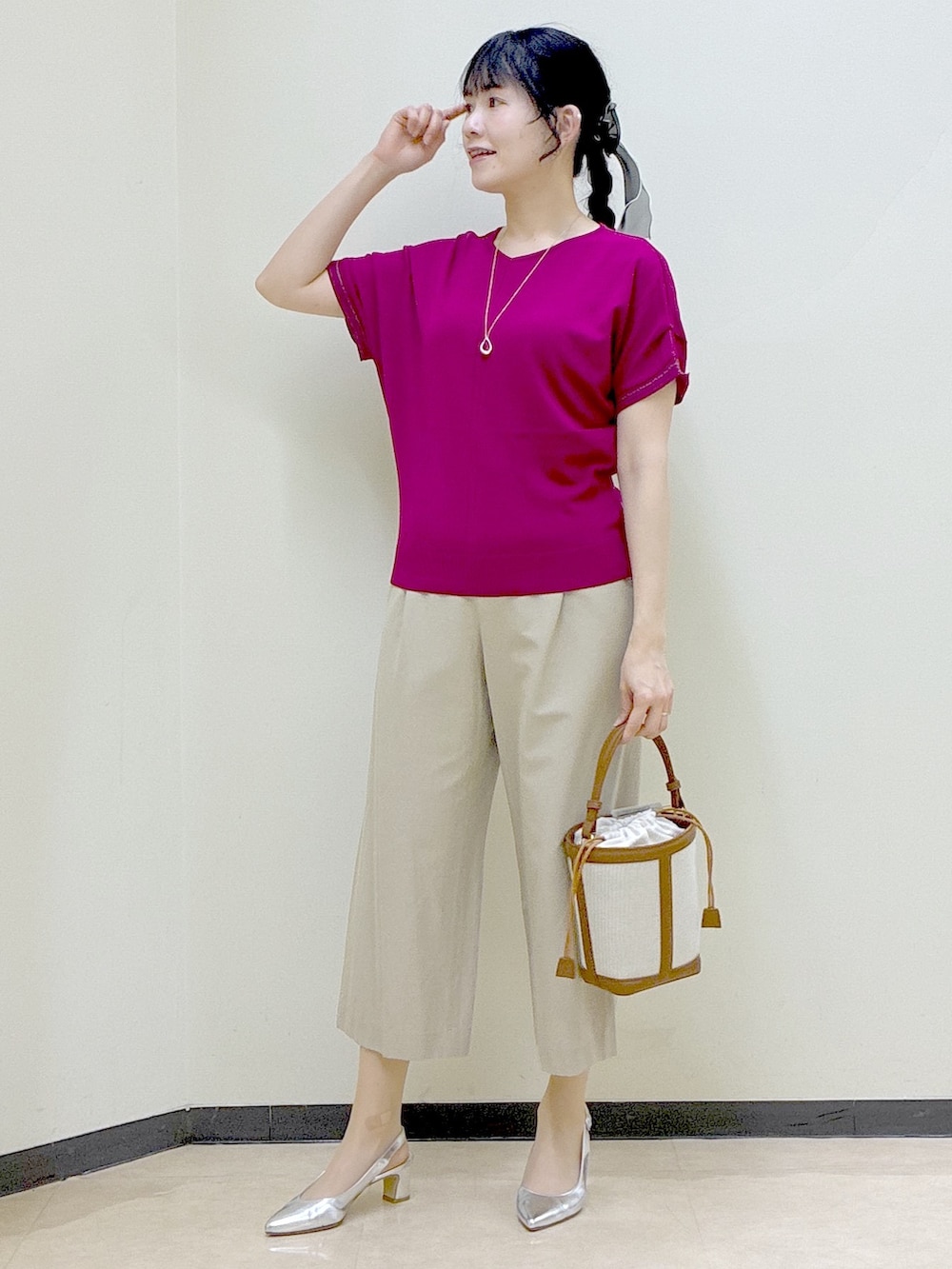 ピンク系のニット/セーター、ベージュ系のその他パンツ、イエロー系のショルダーバッグを着用したレディースの春コーディネートの9枚目の写真