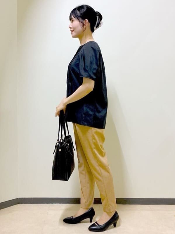 ブラック系のシャツ/ブラウス、イエロー系のその他パンツ、ブラック系のトートバッグを着用したレディースの秋コーディネートの2枚目の写真