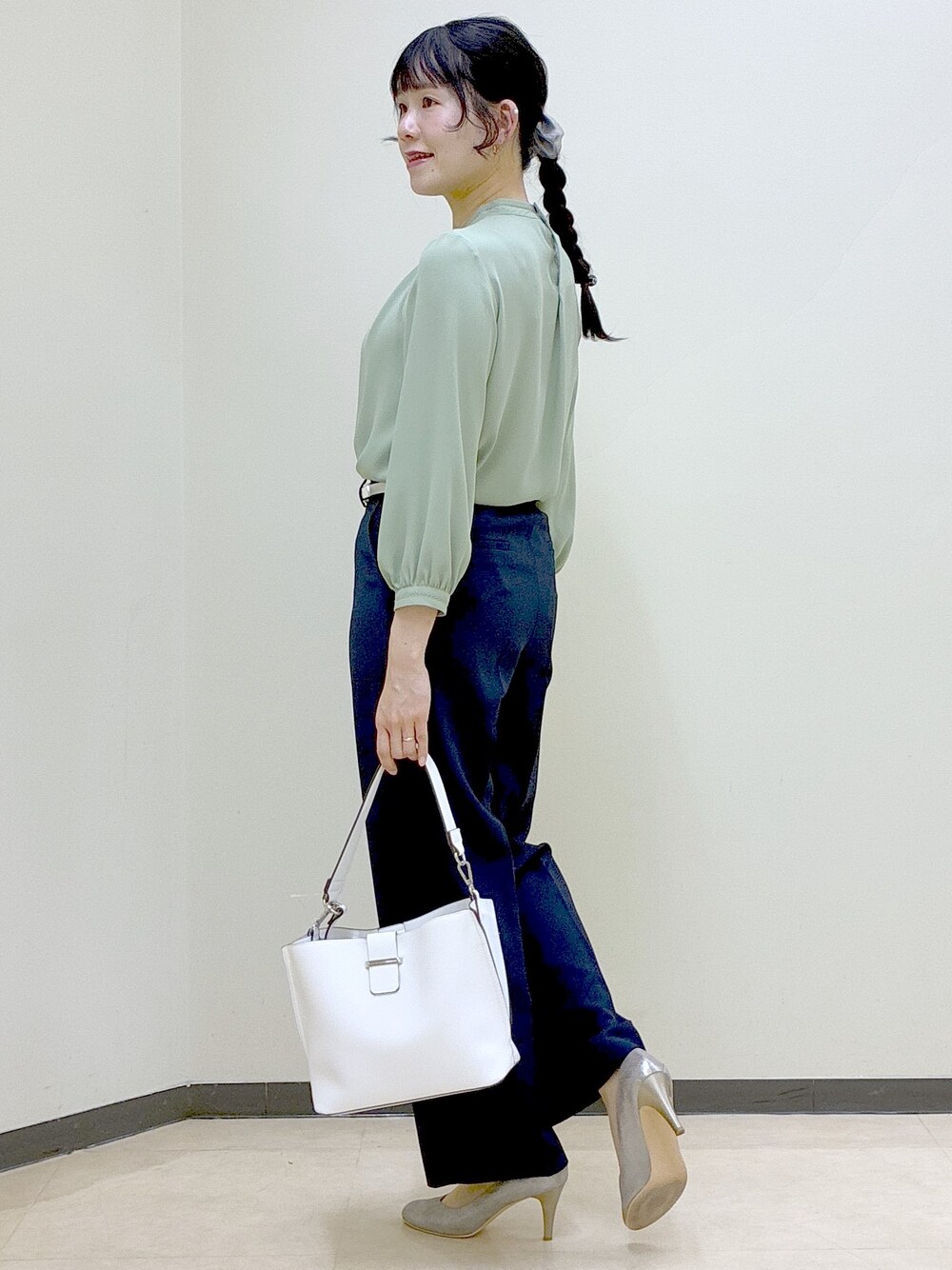 グリーン系のシャツ/ブラウス、グレー系のノーカラージャケット、ブルー系のその他パンツを着用したレディースの春コーディネートの7枚目の写真