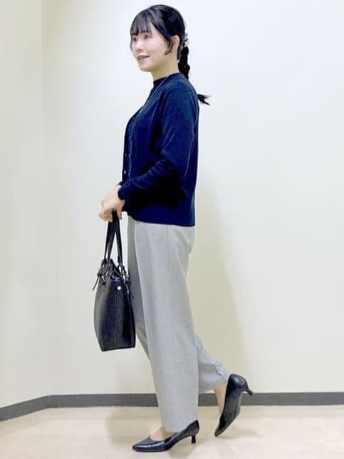ブルー系のカーディガン/ボレロ、ブルー系のニット/セーター、グレー系のその他パンツを着用したレディースの冬コーディネートの2枚目の写真
