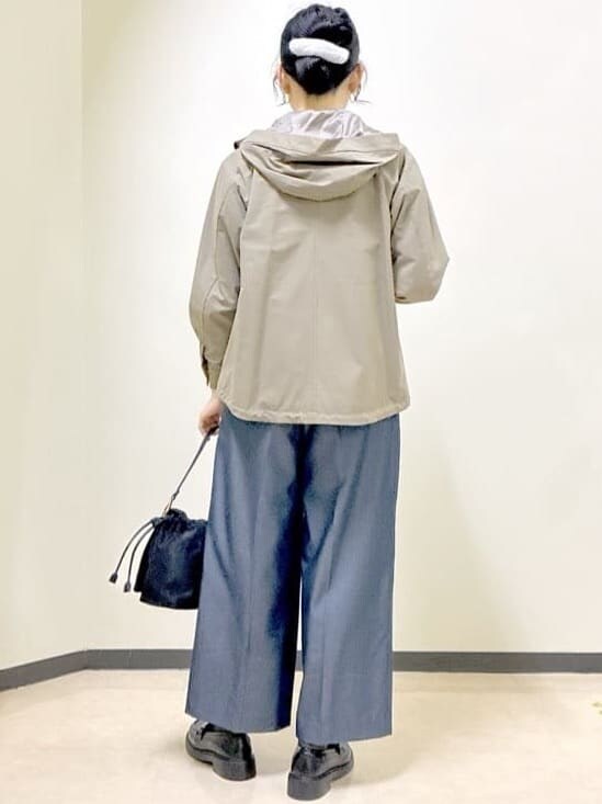 グリーン系のブルゾン、グレー系のニット/セーター、ブルー系のその他パンツを着用したレディースの冬コーディネートの3枚目の写真