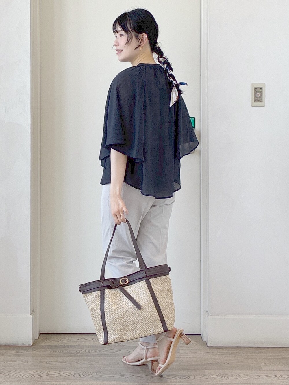 ブルー系のシャツ/ブラウス、ベージュ系のその他パンツ、ベージュ系のタンクトップを着用したレディースの夏コーディネートの4枚目の写真