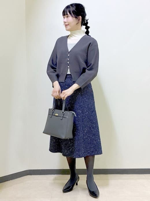 グレー系のカーディガン/ボレロ、ブラック系のタンクトップ、ホワイト系のTシャツ/カットソーを着用したレディースの冬コーディネートの6枚目の写真
